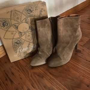 Free People tan suede booties.👢